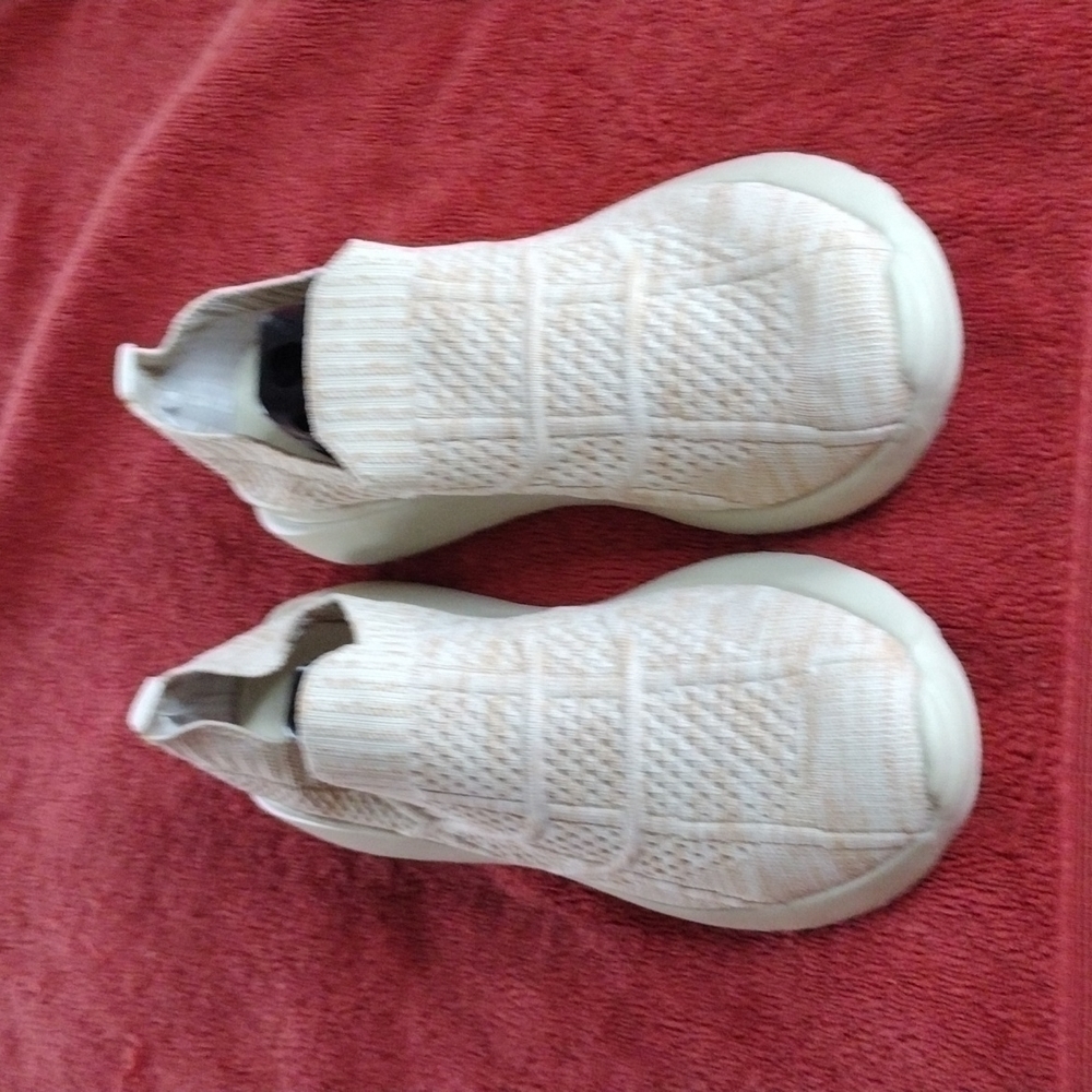 NWOT  Ladies Running Shoes